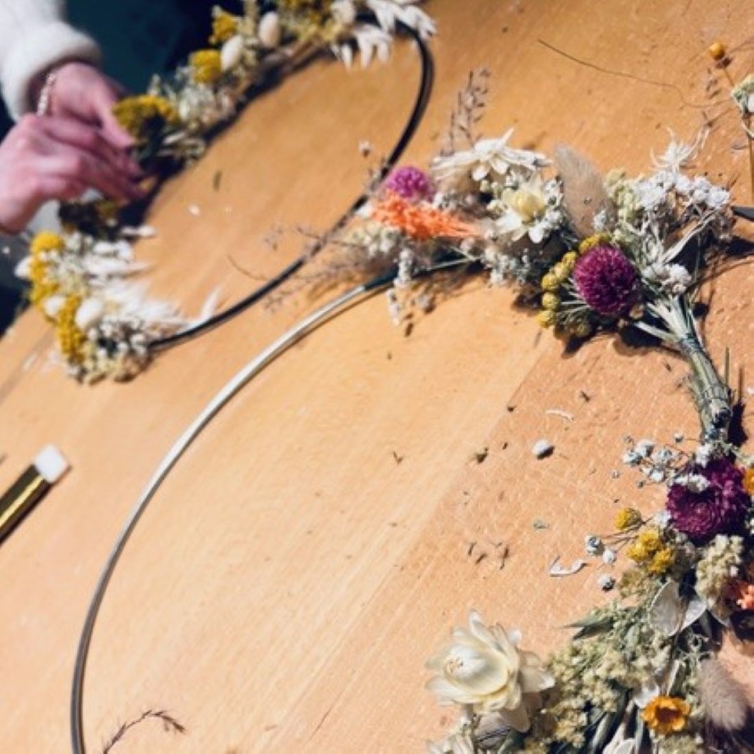 Trockenblumenkranz wird gebunden.