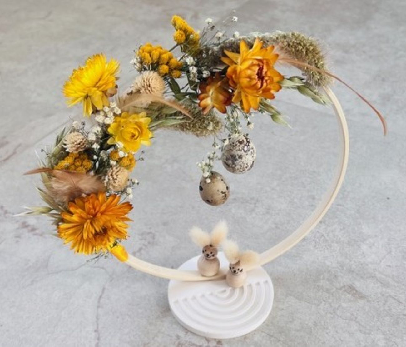 Trockenblumenkranz mit Frühlingsdeko.