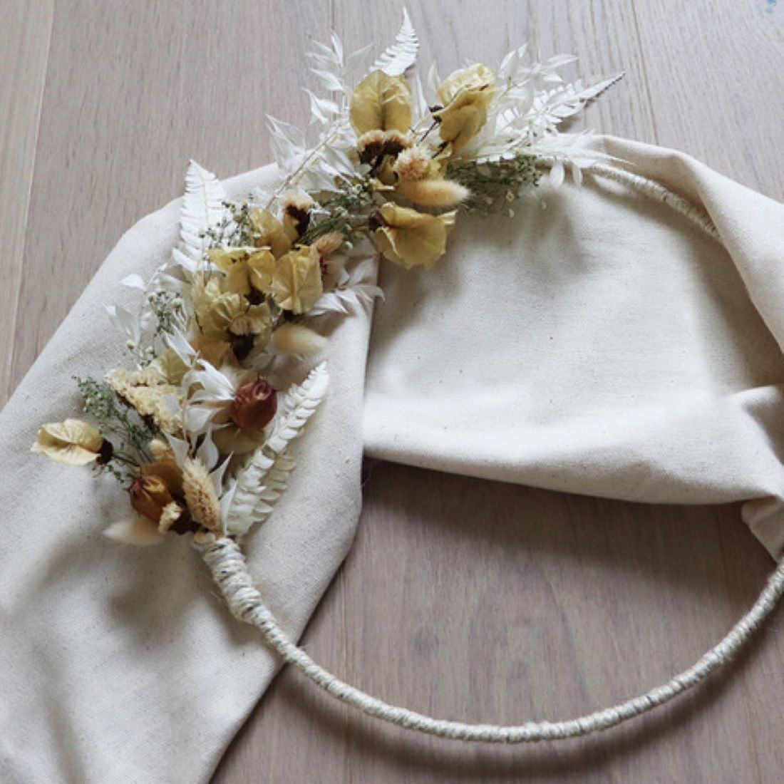 Trockenblumenkranz für den Winter mit weißen Blüten.