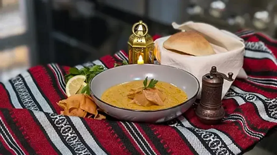 Veganes Brot und eine Suppe stehen nebeneinander.
