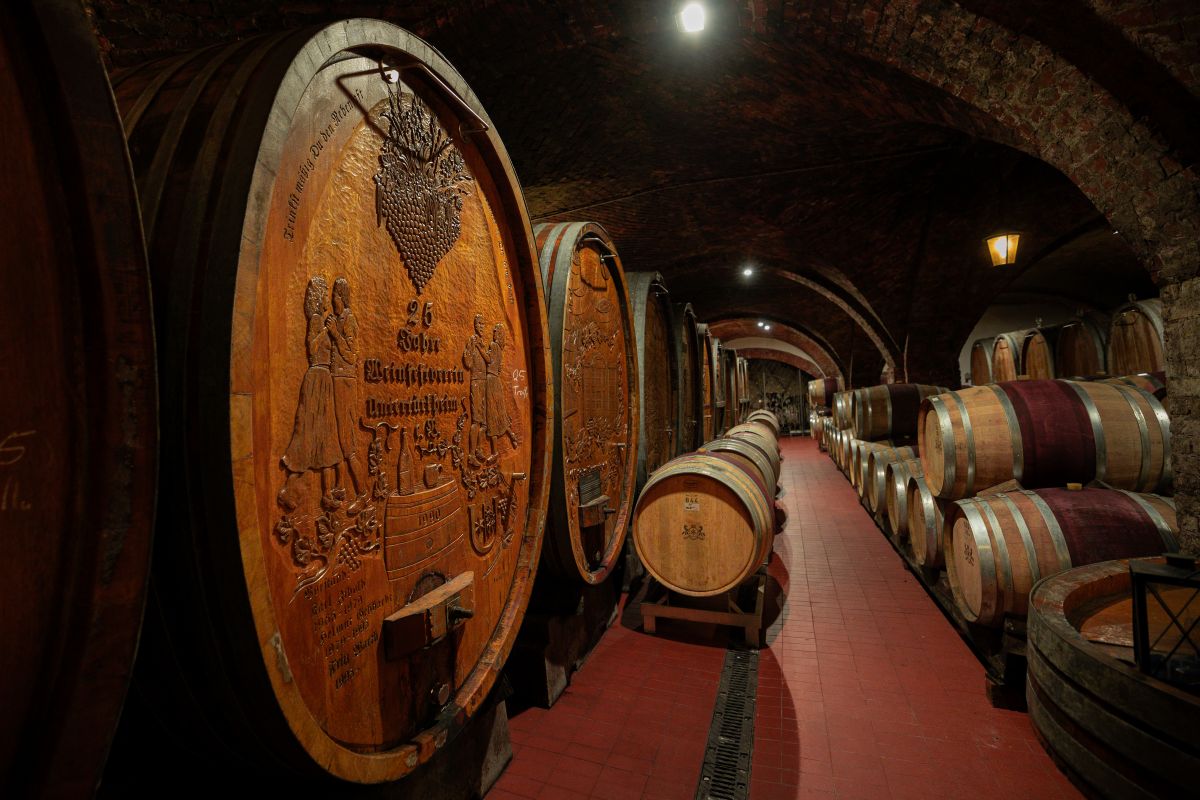 Weinkeller mit Weinfässern in Stuttgart.