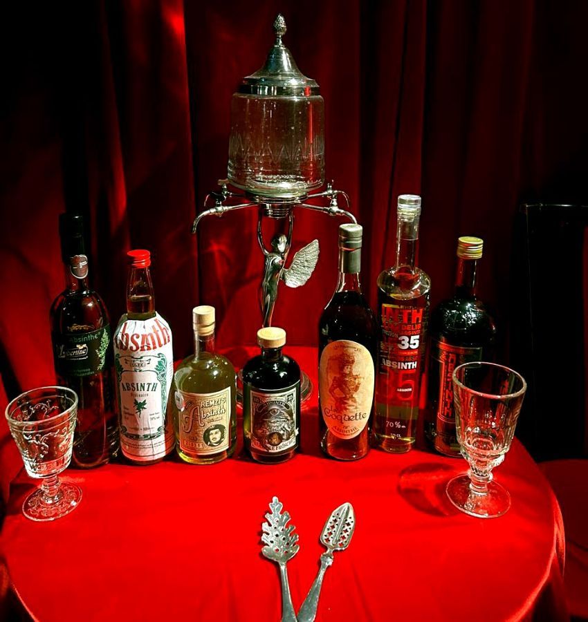 Absinth steht auf einem Tisch.