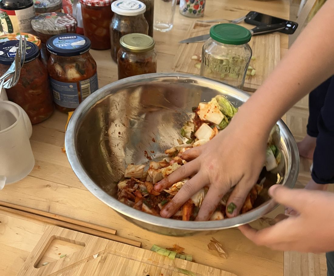 Kimchi wird in einer Schale gemischt.