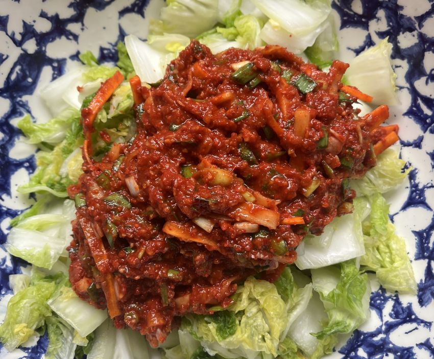 Kimchi-Paste auf Kimchi-Kohl.