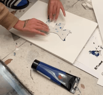 Linoldruck wird auf Papier gepresst.