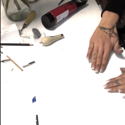 Eine Person bereitet Linoldruck vor.