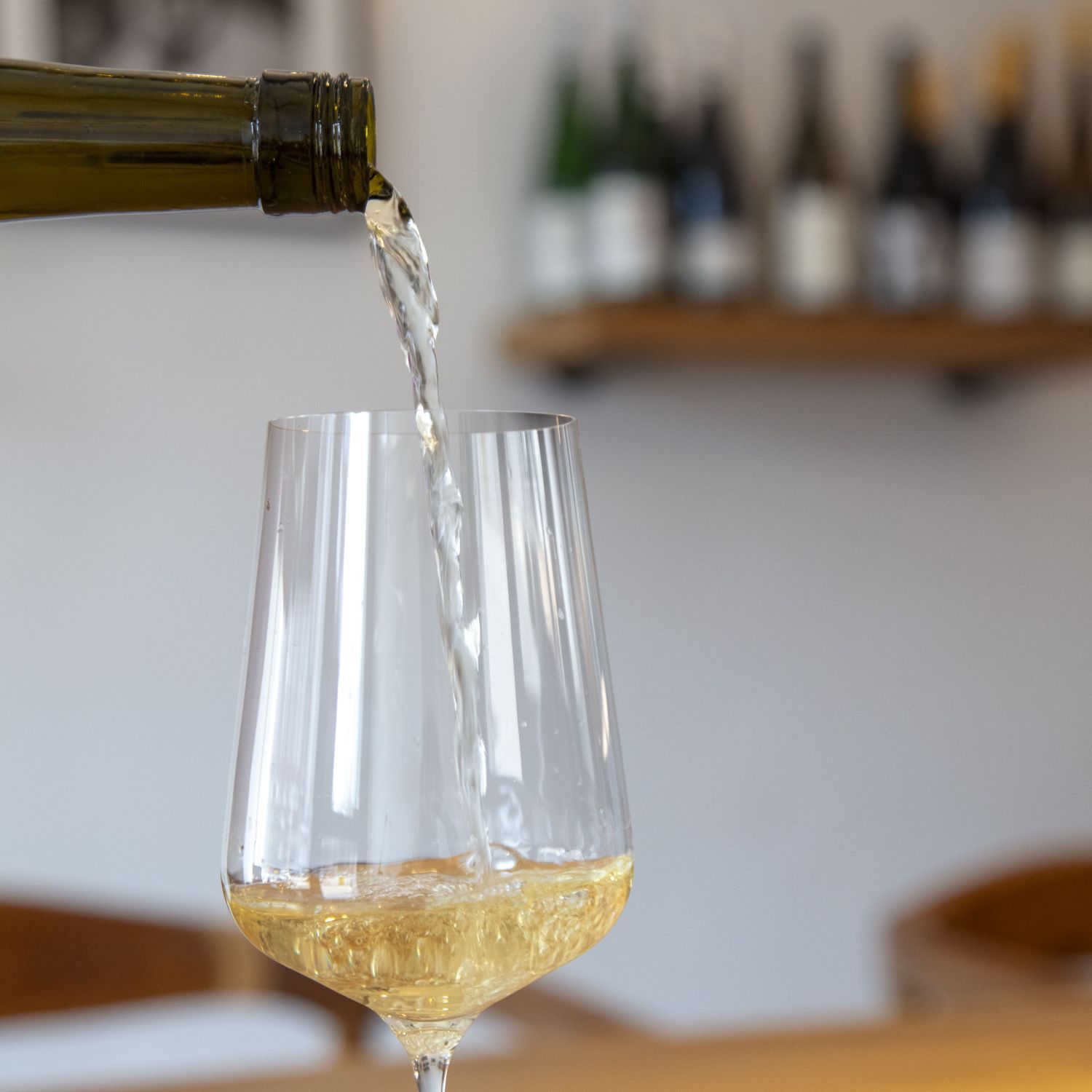 Riesling wird in ein Glas gegossen.