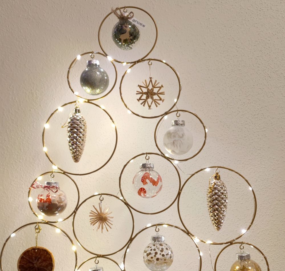 Bemalte Weihnachtskugeln hängen nebenienander.