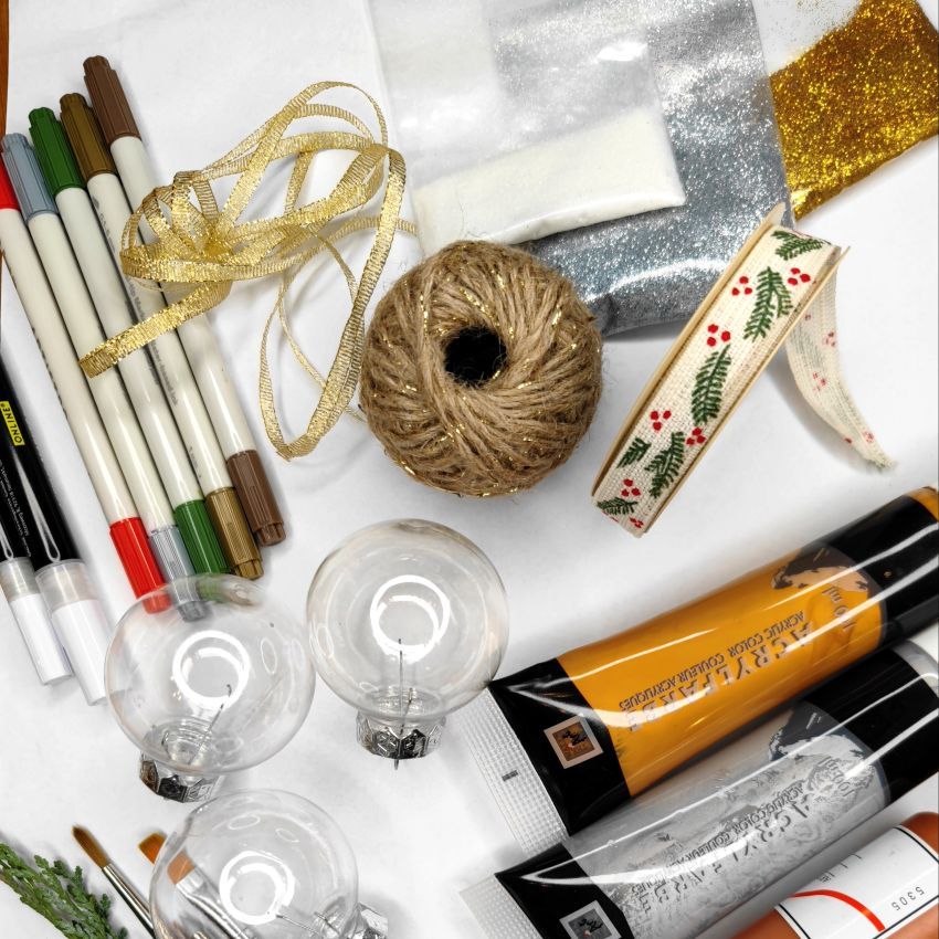 Materialien für das Bemalen von Weihnachtskugeln.