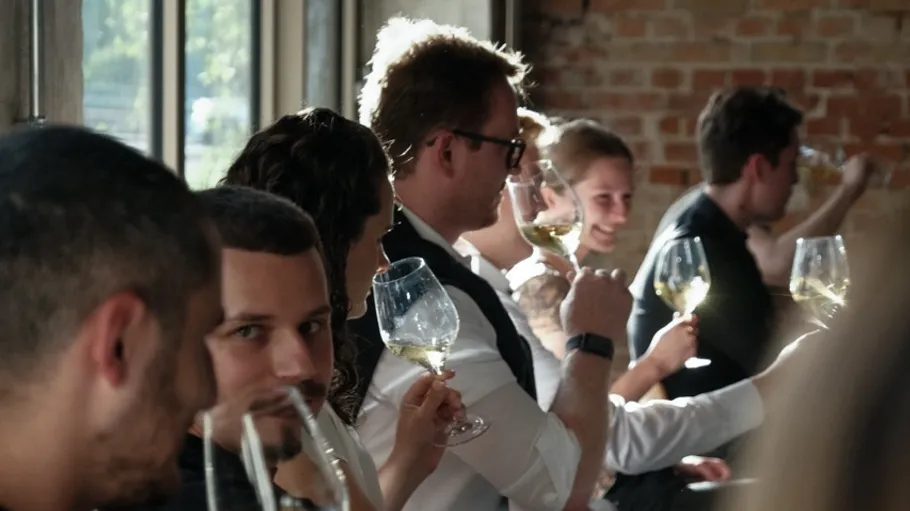 Gruppe bei einer Weinprobe in Stuttgart.