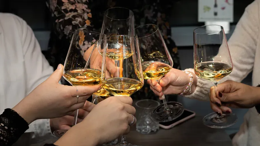 wein-glaser-feier-anstossen-25r0je8k.webp