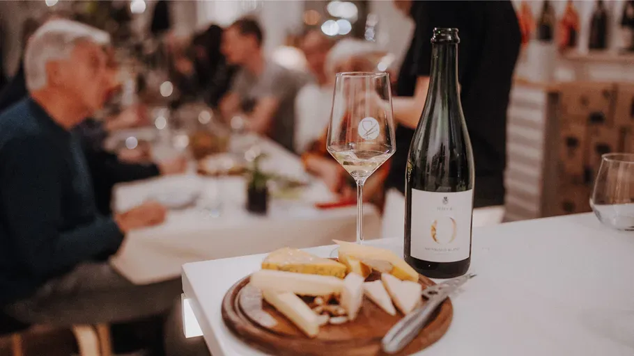 wein-kaese-essensszene-jmy978qm.webp