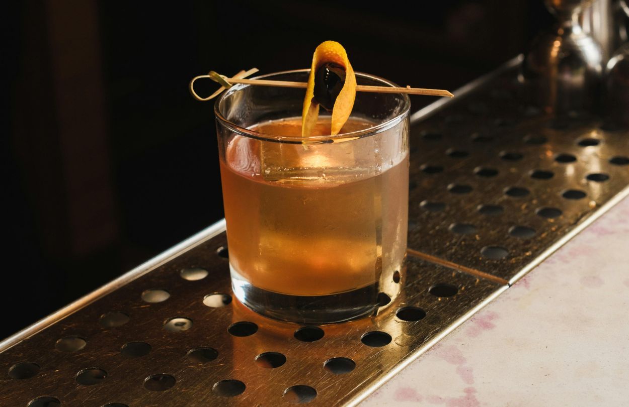 Whisky-Old-Fashioned in einem Glas.