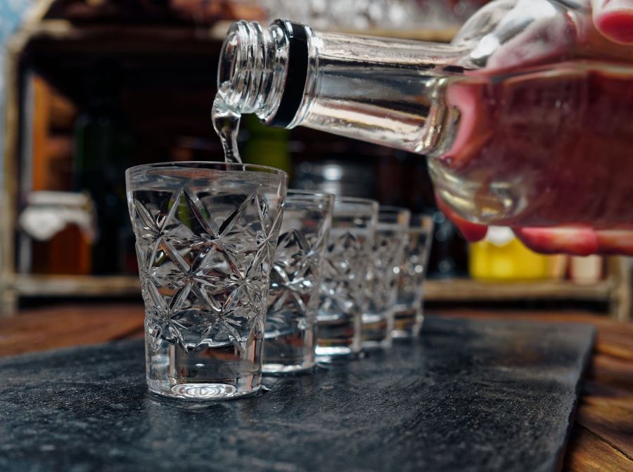 Wodka wird in Shotgläser gefüllt
