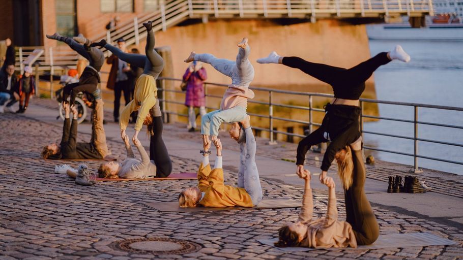 Acro Yoga in Hamburg am Ufer