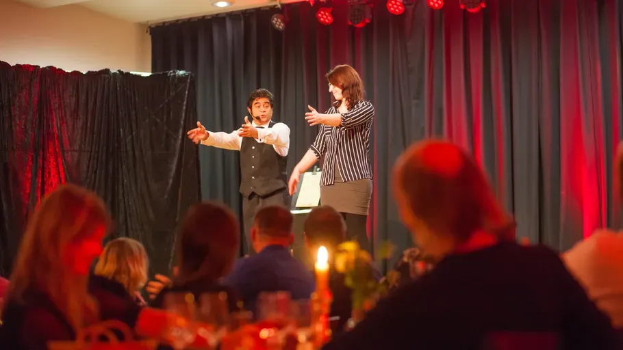 Der Zauberer mit einer Frau auf der Bühne